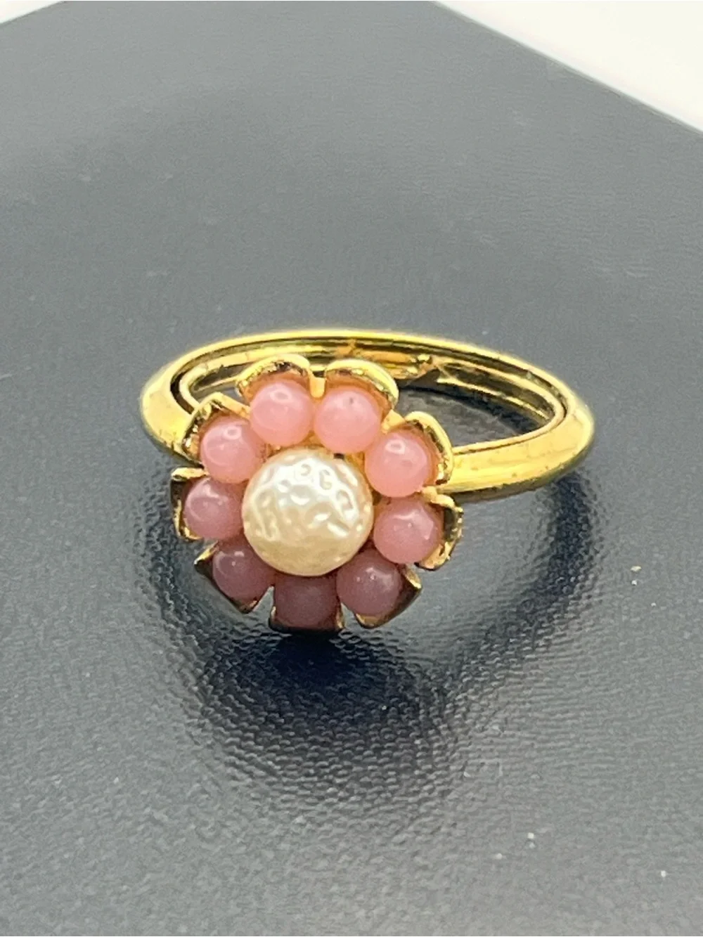 Daisy flower pale pink/ purple gold tone vintage ring size 9 faux pearl